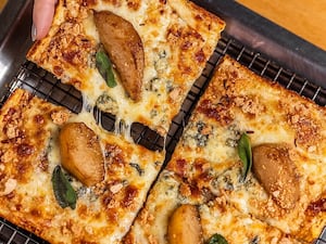 Pizza Detroit de peras y queso azul