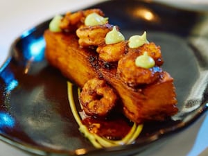 Mil hojas de papas con emulsión de palta y langostinos