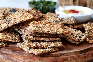 Crackers de semillas, coco y cúrcuma