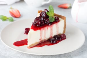 Cheesecake: trucos para que quede cremoso y cómo evitar el único error que genera grietas en la superficie