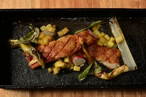Matambre de cerdo con batatas caramelizadas y gremolatta