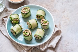Rollitos de pepino con atún y palta