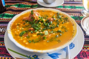 Locro con tapa de asado