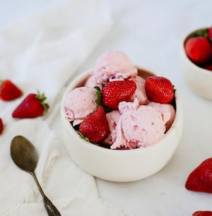 Helado de yogur, crema y frutos rojos