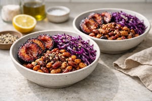 Bol tibio de porotos con repollo morado y ciruelas asadas