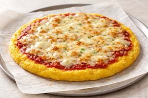 Pizza de mozzarella con base de maíz