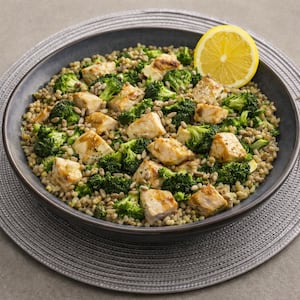 Ensalada de pollo, brócoli, arroz yamaní y semillas