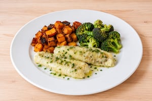 Pescado al horno con limón, brócoli y batata