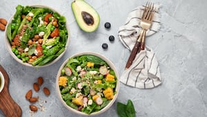 Menú de almuerzos “detox”: 5 ensaladas completas que reducen la inflamación, regulan el colesterol y nutren de forma inteligente