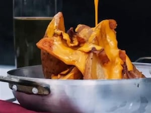 Papas rústicas con cheddar