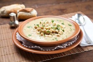 Sopa de garbanzos y pasta