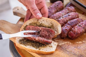 ¿Se pincha o no se pincha? Los mejores trucos de parrilleros para preparar un chorizo 100% criollo