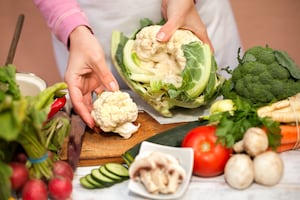 De odiada por su olor a estrella de la cocina: por qué la coliflor es el nuevo “fetiche” saludable y cómo cocinarla para aprovechar sus nutrientes