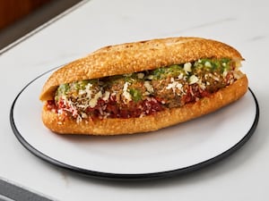 Sándwich de albóndigas con salsa verde