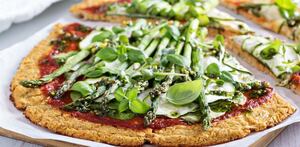 Pizza de coliflor con espárragos