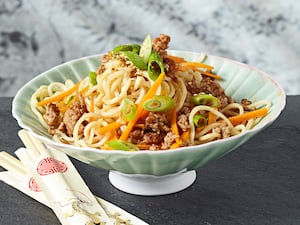 Fideos chinos con carne picada y sésamo