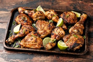 Pollo asado estilo jamaiquino