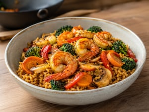 Wok de langostinos, arroz yamaní y vegetales con cúrcuma y pimienta