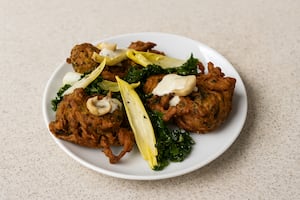Buñuelos de kale con alioli