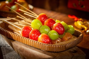 Fruta caramelizada en brochette