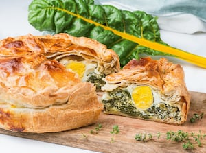 Cómo hacer tarta pascualina casera: masa liviana, relleno húmedo y los trucos para que un corte limpio con huevos definidos