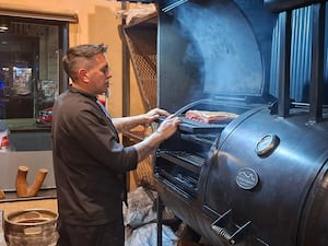 No es lo mismo olor a leña que ahumado: el error que arruina la carne y el truco de un experto para lograr el “humo gentil”
