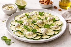 Carpaccio de zucchini con crema de almendras y lima