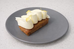 Financiers de frambuesas con crema de limón