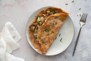 Crepes de trigo sarraceno con queso y champiñones