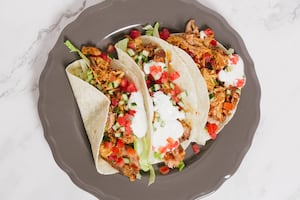 Fajitas de bondiola con salsa de yogur