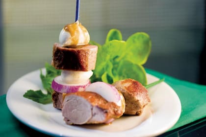Pinchos de cerdo, mozzarella y verdeo