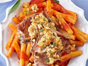 Bifecitos gratinados con roquefort en colchón de pasta