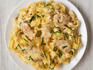 Pappardelle con salsa blanca y pollo