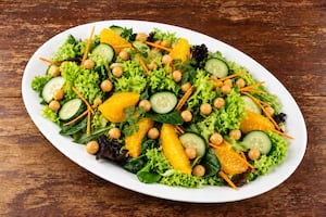 Ensalada de garbanzos, naranja, pepino y zanahoria