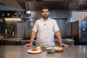 Guido Casalinuovo prepara platitos para compartir: pan casero, kebabs, berenjenas ahumadas y un postre cremoso y especiado