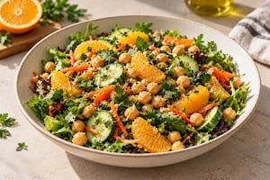 Ensalada de garbanzos, naranja, pepino y zanahoria