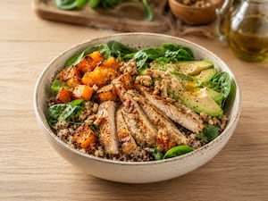 Bol tibio de pollo, quinoa y vegetales