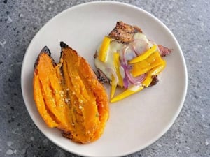 Matambrito de cerdo a la parrilla con boniato y vegetales