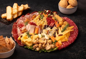 Cuáles son los infaltables para armar una picada balanceada, según dos expertos