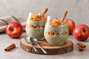 Chía pudding con matcha, fruta y canela