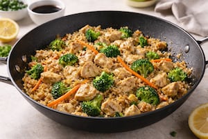 Wok de pollo, huevo y arroz integral