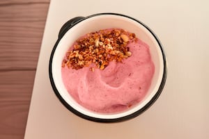 Smoothie de frutos rojos, palta y leche de almendras