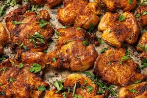Papas aplastadas con aceto, ajo y romero