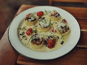 Ñoquis de sémola con salsa de tomates cherry y alcaparras