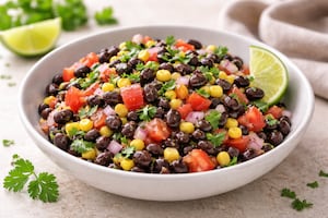 Ensalada de porotos negros, cilantro y lima