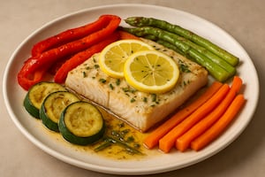 Salmón blanco al horno con oliva, limón y hierbas con vegetales asados