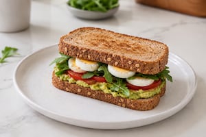 Sándwich mediterráneo de palta, huevo y tomate
