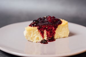 Pastel vasco con frutos rojos