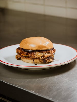 Jugosa y con cuerpo: secretos de un chef vegano para lograr una hamburguesa sin carne con costra perfecta