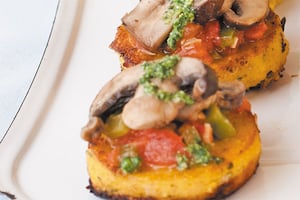 Bruschetta de polenta con hongos y morrones